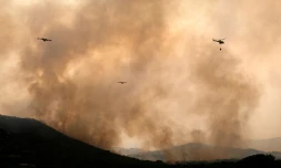 Des avions de lutte contre les incendies larguent de l'eau sur un feu de forĂȘt prĂšs du village de Cebreros, dans la province d'Ăvila, en Espagne, le 27 juillet 2026