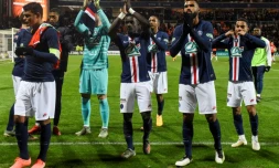 Les Parisiens communient avec leurs supporters après leur qualification pour les 8e de finale de la Coupe de France aux dépens de Lorient, le 19 janvier 2020 au stade du Moustoir