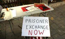 Des pancartes demandant un "échange de prisonniers maintenant" sur un stand à proximité du ministÚre israélien de la Défense à Tel Aviv le 16 octobre 2023