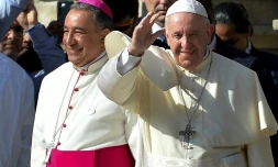 Le pape François salue les pélerins lors des Journées mondiales de la jeunesse à Panama le 26 janvier 2019