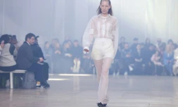 Un mannequin présente les créations de la marque Helmut Lang lors de la Fashion week de New York, le 9 février 2024