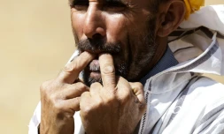 Un habitant du hameau d'Imzerri utilise la pratique ancienne du langage sifflé, permettant de communiquer à travers de vastes distances, le 19 août 2025 dans les montagnes de l'Atlas, au Maroc