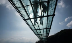 Des visiteurs sur le premier pont suspendu en verre de Chine, le 8 octobre 2015 dans les montagnes de Shinuizhai (centre)