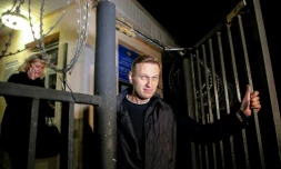 L'opposant russe Alexeï Navalny sort d'un poste de police, le 29 septembre 2017 à Moscou