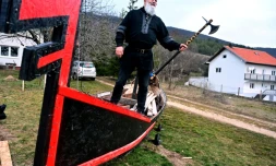 Stipe Pleic, alias Ragnar Kavurson de son nom Viking, sur une réplique de drakkar, le 5 janvier 2022 à Tomislavgrad, en Bosnie-Herzégovine