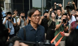 Chung Pui-kuen, l'ancien rédacteur en chef du média pro-démocratique Stand News, désormais fermé, quitte le tribunal de district Wan Chai, après avoir été reconnu coupable de conspiration pour publications séditieuses, le 29 août 2024 à Hong Kong