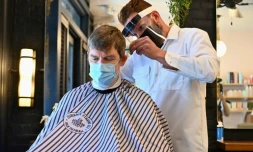 Un coiffeur de Brooklyn Ă New York le 22 juin 2020