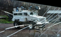 un véhicule de la Mission des Nations unies au Congo (Monusco) photographié au travers d'une vitre brisé près de Goma, le 4 septembre 2013