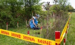 L'Ukrainienne Anastasia Mintchoukova apprend le déminage près de Peja, au Kosovo, le 25 avril 2022
