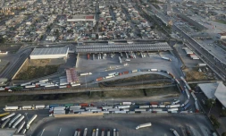 Une queue de camions venus du Mexique arrivent aux douanes américaines, en Californie (photo Getty images)