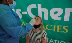 Un agent de santé effectue un test PCR de Covid-19 sur un voyageur à l'aéroport international de Johannesburg le 27 novembre 2021