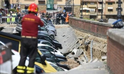Une partie du quai qui longe le fleuve Arno à Florence s'est effondrée avec une quinzaine de voitures, le 25 mai 2016