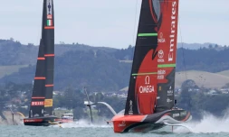 Team New Zealand (d) et Luna Rossa lors de la 1re régate de la Coupe de l'America le 10 mars 2021 dans la baie d'Auckland competes against Luna Rossa Prada Pirelli on day one, race one of the 36th America's Cup in Auckland on March 10, 2021.