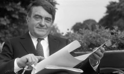 Claude Lanzmann pose après avoir reçu le Prix des Arts et des Lettres, le 23 mai 1985 à Paris
