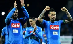 Les Napolitains René Albiol (G) et Marek Hamsik fêtent leur victoire à Cagliari le 26 février 2018
