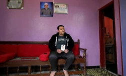 Youssef Ibrahim montre un portrait de son frère Hamdy Ibrahim, 18 ans, disparu en Méditerranée, lors d'une interview dans le village d'Abdallah Aziza, en Egypte, le 21 janvier 2026