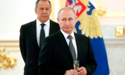 Le président russe Vladimir Poutine (d) et le ministre russe des Affaires étrangÚres Sergueï Lavrov, le 3 juillet 2019 à Moscou