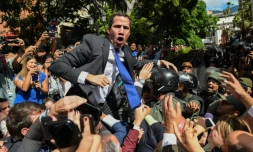 L'opposant vénézuélien Juan Guaido (g) fait face aux forces de l'ordre lors de son arrivée devant le bâtiment de l'Assemblée nationale, le 7 janvier 2020 à Caracas