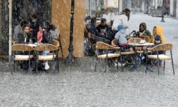 Des clients assis en terrasse dans un café de Sarrebruck, dans l'ouest de l'Allemagne, le 6 avril 2021