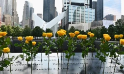 Des fleurs posées sur le Mémorial aux victimes du World Trade Center pour le 19e anniversaire des attentats, le 11 septembre 2020 à New York