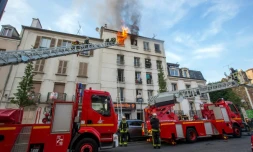 Les pompiers luttent contre l'incendie d'un immeuble le 6 juin 2016 à Saint-Denis