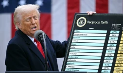 Donald Trump arborant son tableau avec les droits de douane ciblant chaque territoire ou entité, dans la Roseraie de la Maison Blanche à Washington D.C., le 2 avril 2025