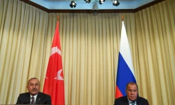 Le ministre des Affaires Etrangères russe Sergei Lavrov (à droite) reçoit son homologue turc Mevlüt Cavusoglu à Moscou, le 24 août 2018