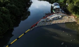 Vue aérienne de Wanda, embarcation qui collecte les déchets de la rivière Juan Diaz pour les empêcher d'atteindre l'océan, à Panama, le 1er octobre 2024