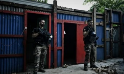 Des gendarmes en position pendant la démolition des cases en tÎle du bidonville Talus 2, le 22 mai 2023 à Mayotte