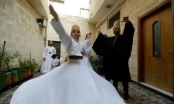 Le derviche tourneur, Mahmoud al-Kharrat (Ă droite), 34 ans, danse avec d'autres membres de sa famille dans la cour de leur maison dans la vieille ville de Damas, le 6 mai 2021