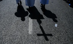 Des enfants de choeur portent un crucifix lors de la Procession de la FĂȘte Dieu, Ă Port-au-Prince, HaĂŻti, le 20 juin 2019