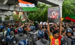 Un supporter de l'East Bengal FC, dans un rassemblement pour condamner le viol et le meurtre d'une médecin indienne, à Calcutta le 18 août 2024