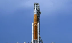 La fusée SLS de la Nasa et la capsule Orion à son sommet, le 26 août 2022 au centre spatial Kennedy en Floride