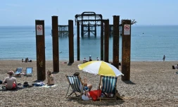 Des touristes prennent le soleil sur une plage de Brighton sur la cĂŽte sud de l'Angleterre le 2 juin 2020