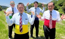 Photo non datée reçue le 6 juin 2022 et fournie par Takumi Shirase, l'un des "ojiqun", quatre hommes d'âge mûr devenus stars de TikTok dansant ici à Wake au Japon 