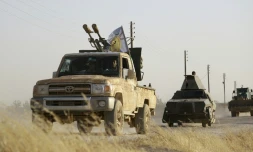 Des combattants de l'alliance kurdo-arabe avancent vers le sud de la ville syrienne de Minbej, un fief du groupe État islamique (EI), le 23 juin 2016 