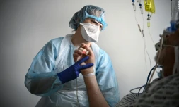 Dans le service de soins intensifs Ă l'hĂŽpital Pompidou Ă Paris, le 6 avril 2021
