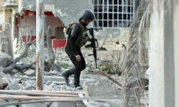Des membres du service anti-terroriste irakien sécurisent Ramadi, le 27 décembre 2015, en Irak