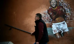 Un graffiti représentant le capitaine de l'AS Rome Francesco Totti sur un mur dans une rue de Rome, le 22 octobre 2016 