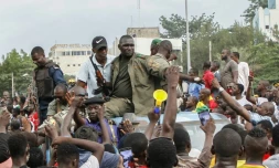 Des soldats et des policiers maliens acclamés par la foule à leur arrivée dans le centre de Bamako, le 18 août 2020