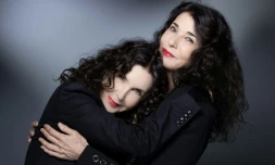 Les soeurs LabÚque, Katia (gauche) et Marielle lors d'une séance photo à Paris, le 13 janvier 2021.