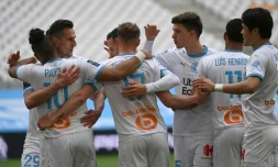 Le milieu de Marseille, Dimitri Payet (g), félicité par ses coéquipiers pour son but lors du match de Ligue 1 contre Lorient, au Vélodrome, le 17 avril 2021