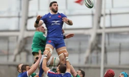 Charles Ollivon avec le XV de France à la réception d'une touche contre l'Irlande en Six Nations à Dublin, le 14 février 2021 