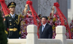Le président chinois Xi Jinping (c) dépose une gerbe lors d'une cérémonie en hommage aux Héros du peuple, place Tiananmen à Pékin, le 30 septembre 2019