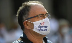Un soignant porte un masque "J'aime la santé publique" pendant une manifestation réclamant de meilleures conditions de travail devant la Generalitat à Barcelone le 29 octobre 2020 