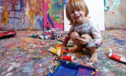 Laurent Schwarz, 3 ans, dans son atelier dans la maison de ses parents, à Neubeuern, le 17 octobre 2024 dans le sud de l'Allemagne