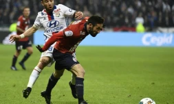 L'attaquant de Lyon Mathieu Valbuena aux prises avec le défenseur lillois Julian Palmieri, lors du match opposant les deux clubs en Ligue 1, le 28 janvier 2017 au Parc OL