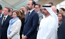 Le Premier ministre français Edouard Philippe (C)aux cÎtés de cheikh Hamed ben Zayed Al Nahyane, président de l'Abu Dhabi Investment Authority, le 10 février 2018 dans la capitale des Emirats arabes unis