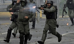 Un membre de la garde nationale du Venezuela tire sur les manifestants, le 28 juillet 2017 à Caracas