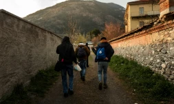Des migrants Ă Oulx dans les Alpes italiennes, le 22 avril 2021